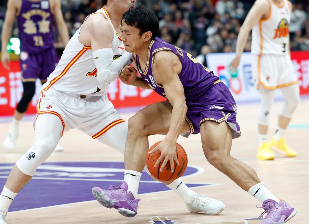 开云体育正版APP下载关于葡萄牙体育迎CBA常规赛关键赛；加时末段手感冰凉；话题不断；球队文化再被提及的信息