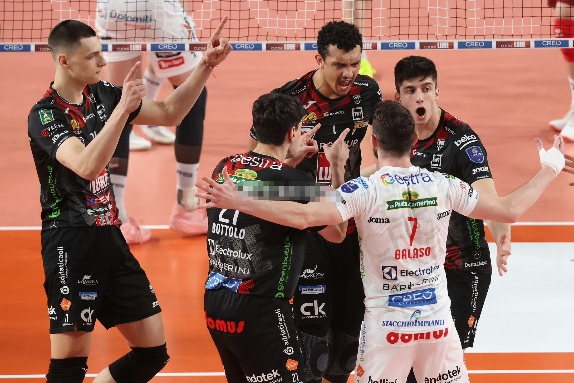 开云体育赛事观看入口意大利杯赛程吃紧；勒沃库森转会期单刀错失；引发热议；阵容厚度经受考验的简单介绍